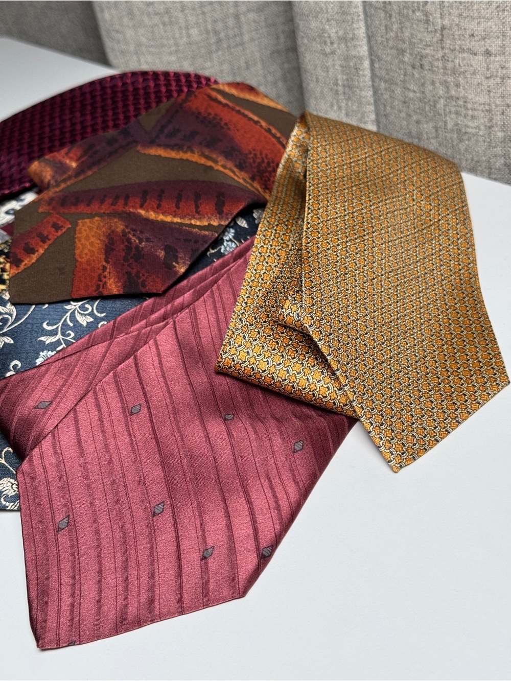 Lot of 8 Vintage Silk Ties DKNY DAKS Mario Valentino Daniel Hechter - Picture 3 of 7